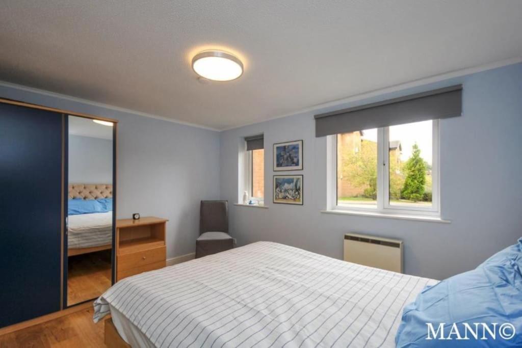 Morden Flat Close To Dlr Station With Free Parking London Bagian luar foto