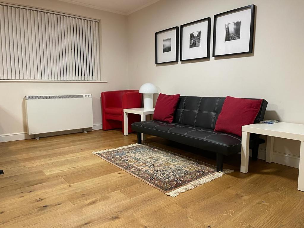 Morden Flat Close To Dlr Station With Free Parking London Bagian luar foto